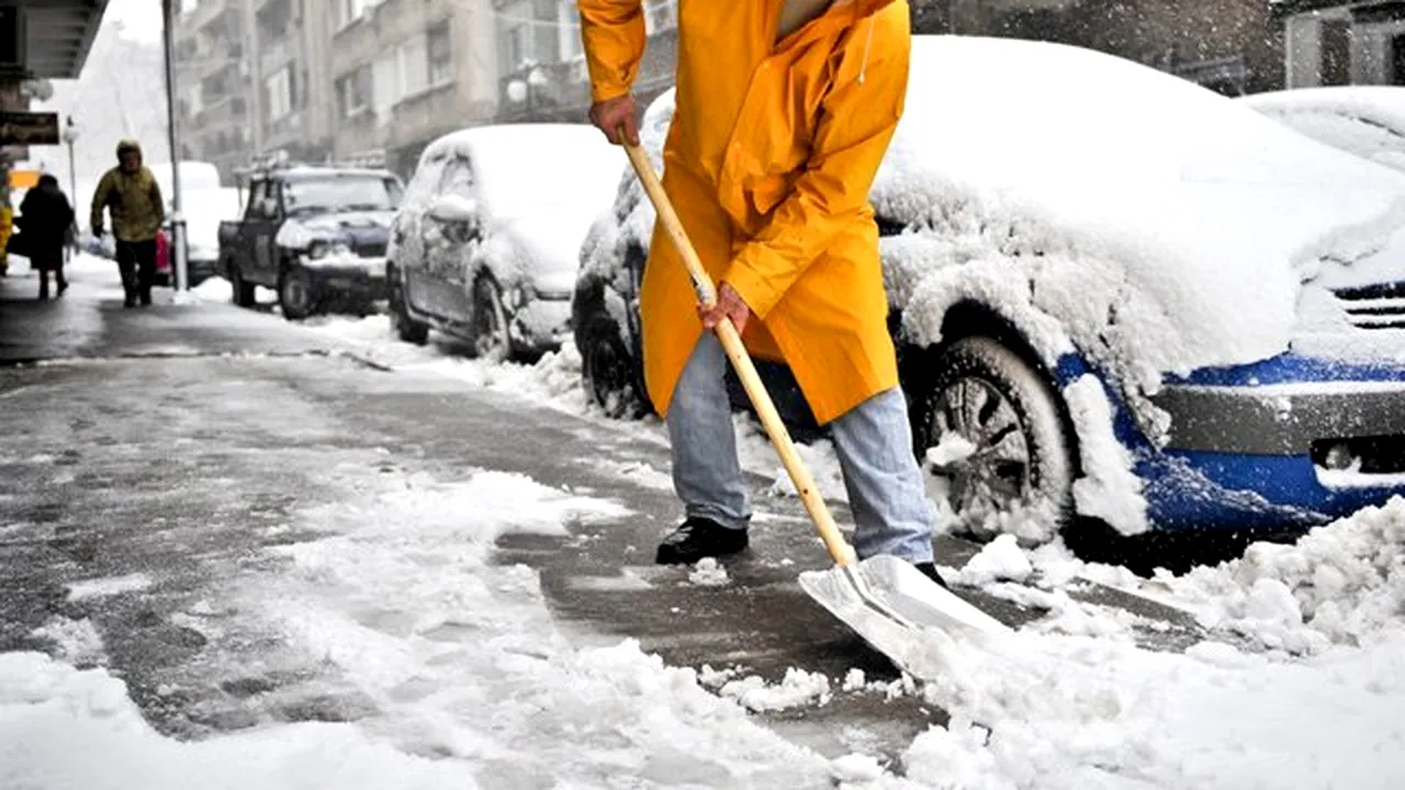 Amenzi de peste 90.000 de lei pentru bucureştenii care nu au curăţat zăpada de pe trotuare
