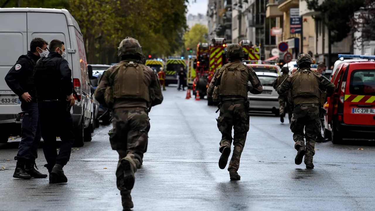UPDATE. Atac cu un cuţit în aproprierea fostei redacţii Charlie Hebdo. Cel puţin patru persoane au fost rănite. Doi suspecţi au fost reţinuţi până acum.  