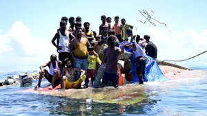 69 de oameni, înfometaţi şi deshidrataţi, salvaţi de pe o barcă răsturnată în Indonezia