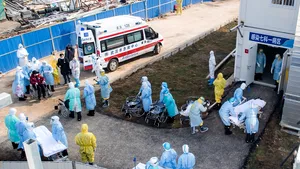 Noi imagini cu spitalul din Wuhan. Zeci de pacienţi infectaţi cu coronavirus, internaţi în a doua zi de la deschidere. FOTO