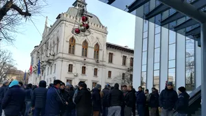 PARADOX: După ce li s-au dublat salariile, peste 100 de angajaţi ai unei primării vor fi concediaţi