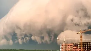 VIDEO Un nor uriaş a acoperit oraşul Lvov. Explicaţia meteorologilor