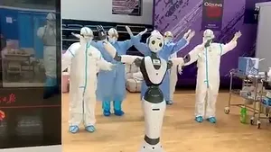 China a inaugurat primul spital ”inteligent”. Roboţi coordonaţi prin 5G îi vor ajuta pe medici să aibă grijă de pacienţii cu coronavirus