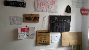 GALERIE FOTO Un istoric de artă din Cluj înfiinţează ”Muzeul Între Bare” cu materiale de la proteste 