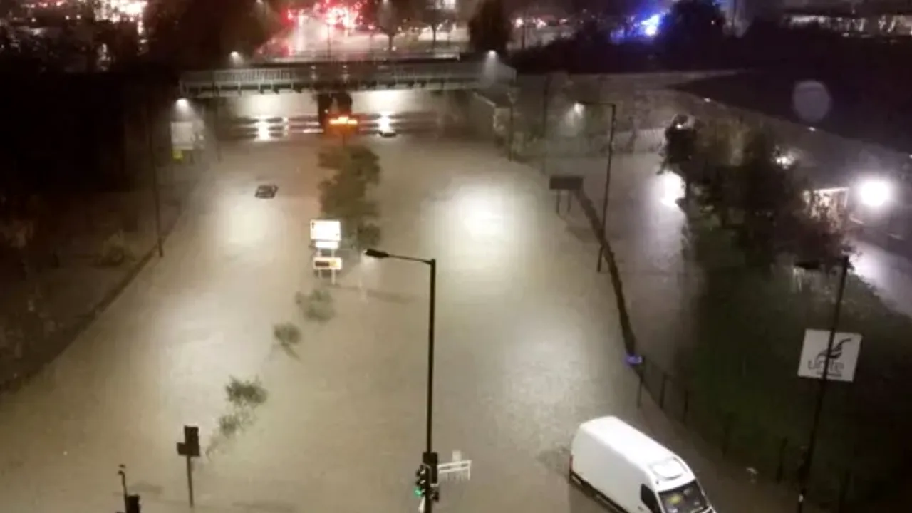 Inundaţii severe în Marea Britanie. O femeie, luată de o viitură, a murit 