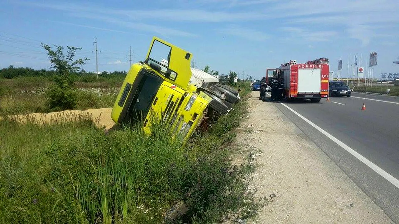 Un TIR încărcat cu cereale s-a răsturnat pe DN 65B. Cei doi bărbaţi din cabină erau băuţi