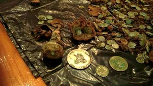 Doi tineri au descoperit un tezaur într-o pădure din Dâmboviţa. GALERIE FOTO