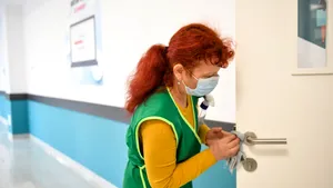 Gest inedit într-o şcoală din România. O îngrijitoare i-a premiat pe elevi pentru că au lăsat clasa curată în timpul anului şcolar