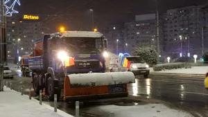 PMB: Peste 1.000 de muncitori și 300 de utilaje  în acțiune pentru deszăpezire