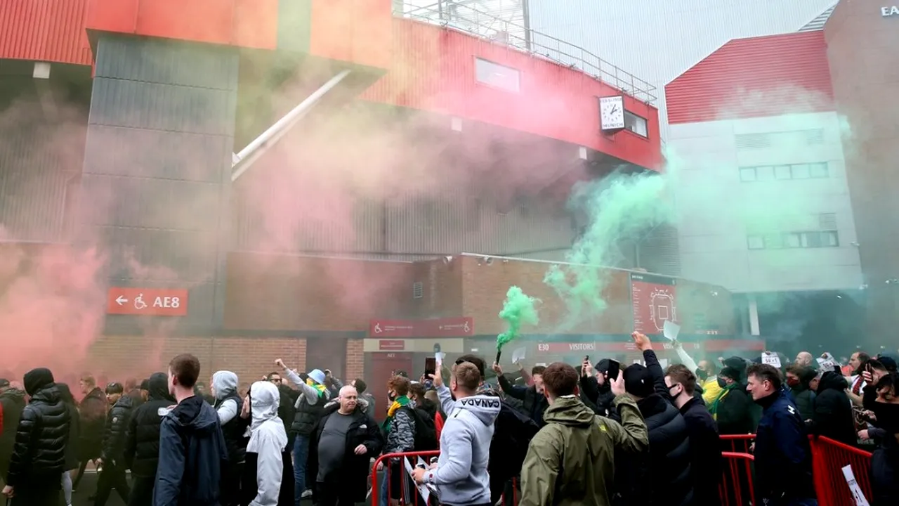 Meciul dintre Manchester United şi Liverpool amânat oficial, după protestul suporterilor