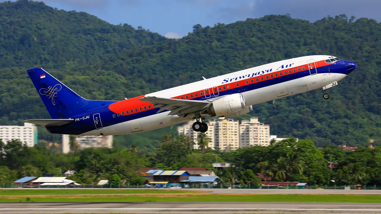 Ce spune pilotul român Valentin Ialomiţeanu despre prăbuşirea subită, de 3000 de metri într-un minut, a aeronavei Boeing 737-500