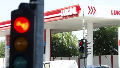 ECONOMIE Lukoil, lovită puternic de sancțiunile SUA. Gigantul rus riscă să-și piardă independența, iar România este pe harta activelor sale