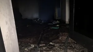 Mai multe persoane intoxicate cu fum şi 11 evacuate, în urma unui incendiu provocat de o ţigară aprinsă, într-un bloc din Deva | FOTO