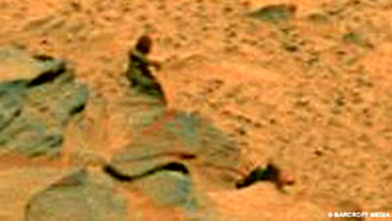 O siluetă misterioasă a fost descoperită în fotografii realizate de NASA pe Marte