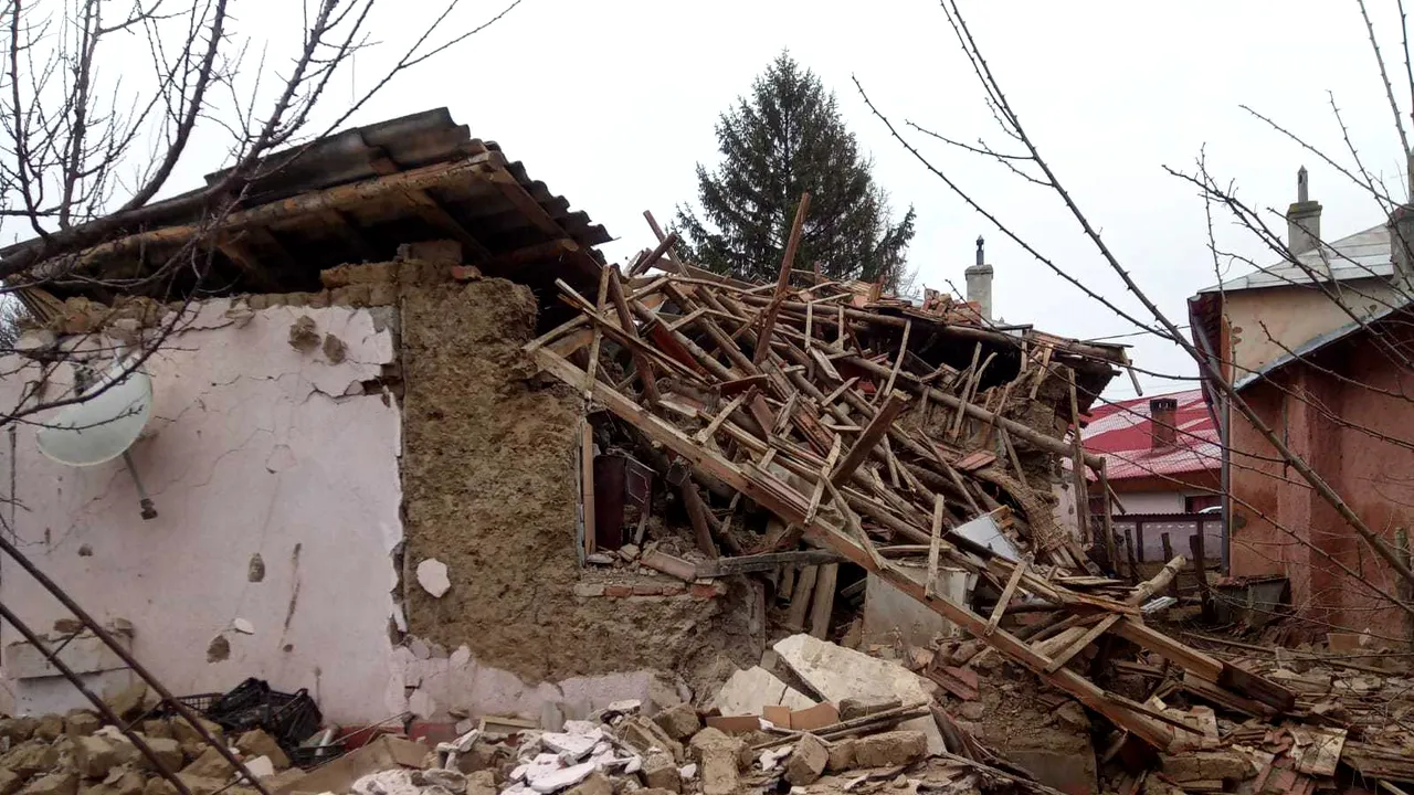 FOTO: Un pompier aflat în timpul liber a devenit salvatorul unui cuplu de vârstici, răniţi în urma unei explozii 