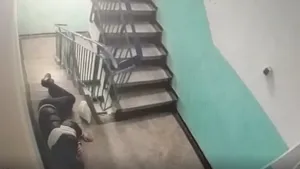 „Dubla 1”. S-a „aruncat” pe jos şi s-a fotografiat în suferinţă. Ce a păţit un ieşean care a înscenat că a fost tâlhărit în scara blocului 