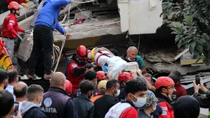 Cutremurul puternic din Marea Egee. Bilanţ în creştere în Turcia: Numărul deceselor a ajuns la 27, iar răniţii sunt peste 800. Oameni prinşi sub dărâmături în Izmir/ Doi copii au murit în insula Samos din Grecia LIVE TEXT