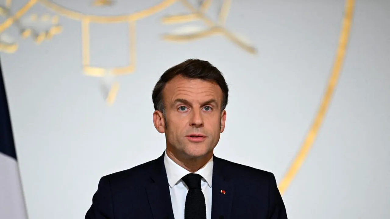 Macron caută al cincilea premier în ultimii doi ani: Cine se află printre numele vehiculate / Franța, amenințată de proteste și greve majore