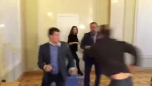 O bătaie între doi parlamentari ucraineni conduce la îndemnuri pentru adoptarea unui cod etic - VIDEO