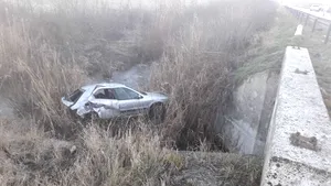 O maşină, implicată într-un accident, a căzut în pârâu, în Sibiu. Două persoane au fost rănite. FOTO