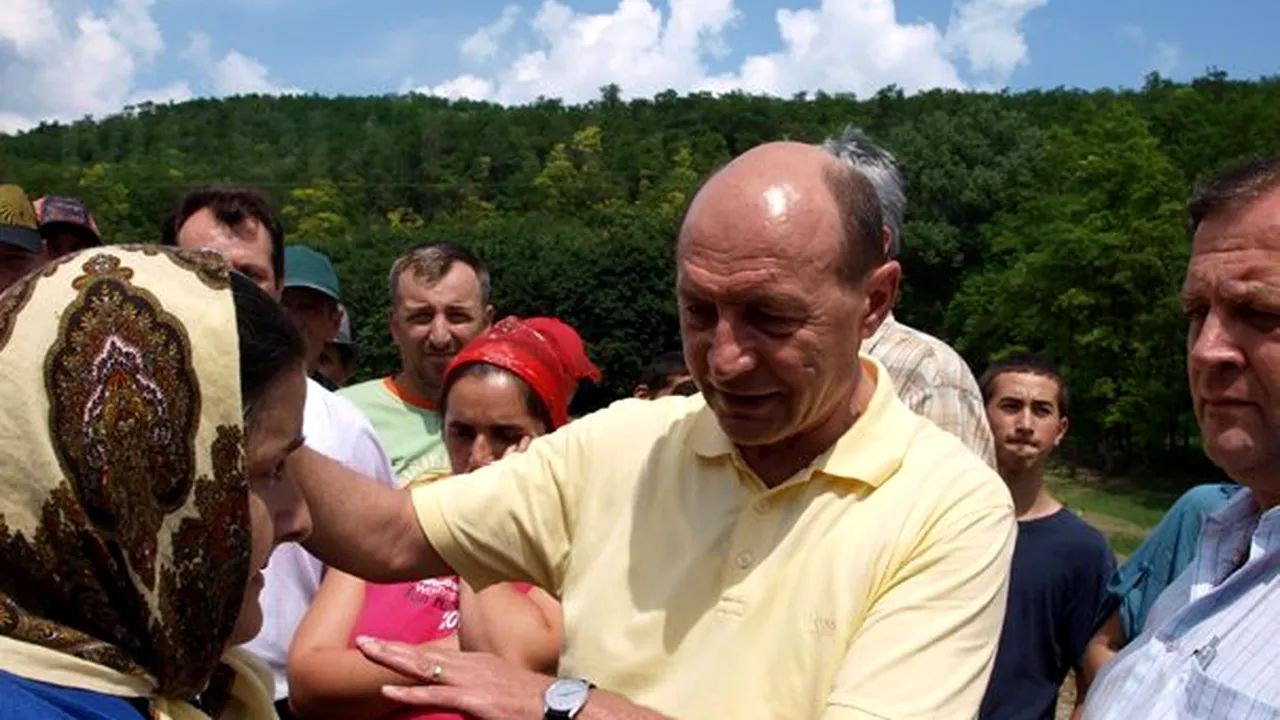 Băsescu: Acesta e ultimul an în care se dau materiale pentru refacerea caselor afectate de inundaţii