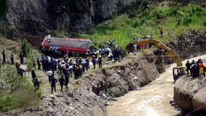 Un nou ACCIDENT GRAV în care este implicat un autocar: Cel puţin 43 de persoane au murit, după ce autocarul a căzut în prăpastie