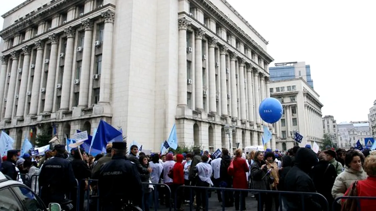 Protest la Ministerul Muncii. Sulfina Barbu îi aşteaptă pe sindicalişti cu propuneri pentru stabilirea sectoarelor de activitate
