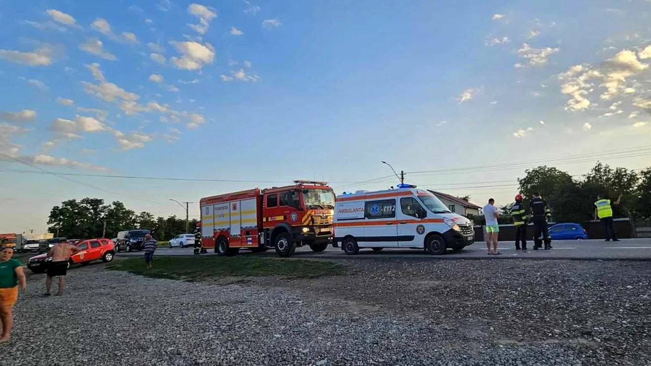 Accident între un autocar şi o maşină în Bacău: cinci victime, din care 3 în stare critică