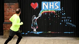 19 cadre medicale au murit de COVID-19 în Marea Britanie. Fatboy Slim va organiza o petrecere gratuită pentru personalul medical