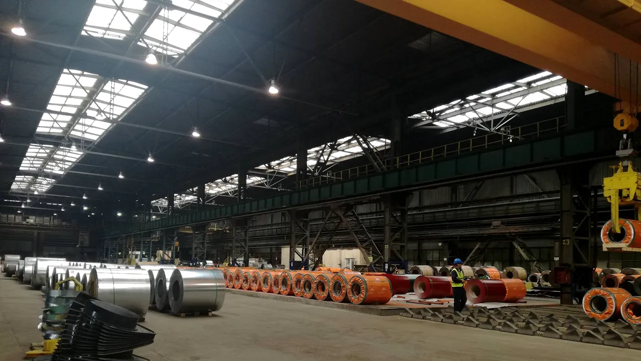 FOTO | Combinatul siderurgic din Galaţi va fabrica circa 60% din cantitatea de tablă pentru acoperişuri