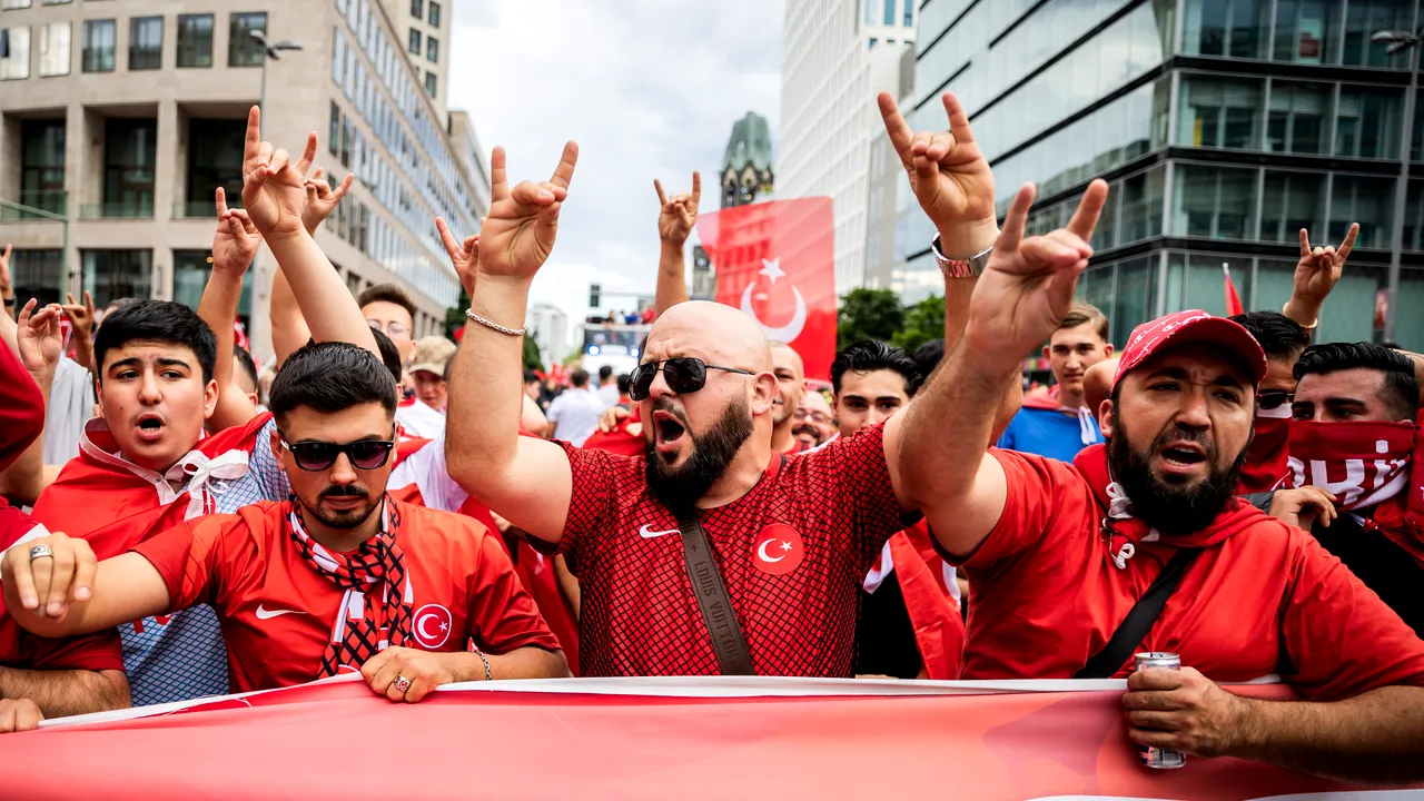 Poliţia din Berlin a oprit marşul suporterilor turci din cauza aceluiaşi gest controversat prin care a fost suspendat Demiral