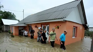 Cum l-a evitat Băsescu pe Boc la inundaţii