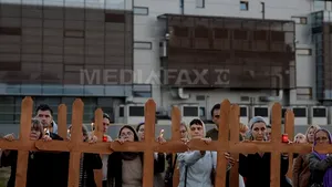 Un nou protest pe terenul pentru moschee - peste 200 de oameni au înfipt acolo 500 de cruci