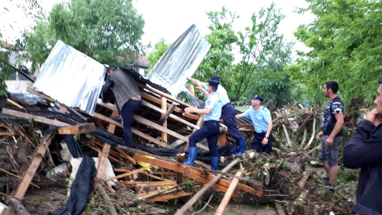 ALERTĂ în Prahova: Unul dintre copiii luaţi de viitură a murit/ Ceilalţi trei sunt în continuare căutaţi