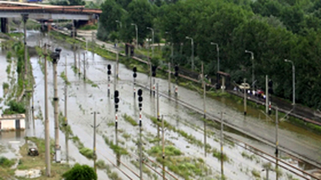 Circulaţia trenurilor pe ruta Iaşi-Bucureşti, deviată din cauza inundaţiilor