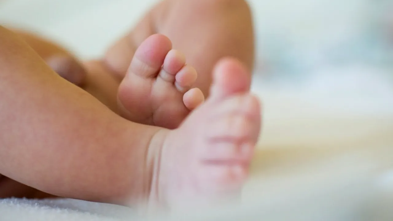 Bebeluşii inhalează mizerie şi bacterii când merg de-a buşilea. Cât rău face acest lucru micuţilor. Explicaţiile oamenilor de ştiinţă