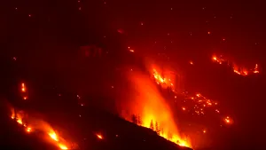 Vestul Canadei luptă pentru a controla incendiile de vegetație. Mii de oameni au trebuit să se evacueze