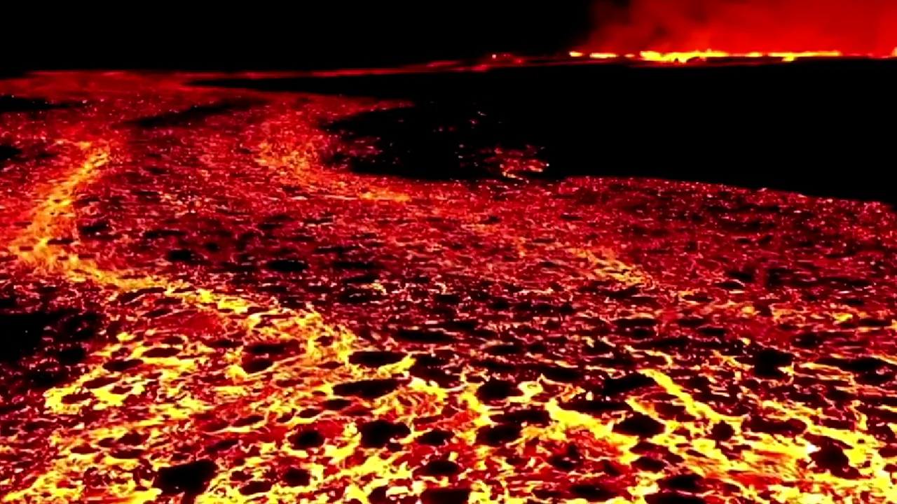 VIDEO Vulcanul din Islanda a erupt din nou / Poliţia islandeză a anunţat că a declarat stare de urgenţă pentru zonă