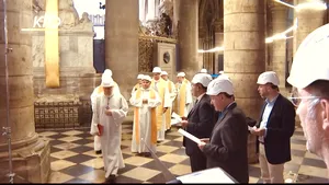 Preoţii au oficiat, cu căşti de protecţie pe cap, prima slujbă după incendiul devastator de la Notre-Dame