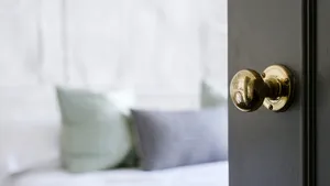 Trucul experților pentru turiști: lasă întotdeauna o pereche de pantofi în seiful hotelului