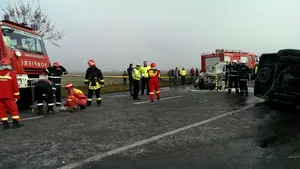 Trei morţi şi 15 răniţi în urma unui accident dintre o maşină şi un microbuz, pe DN2. Victimele, transportate la spitalele din Capitală. Doi dintre răniţii de la Spitalul Floreasca urmează să fie operaţi. - GALERIE FOTO, VIDEO 