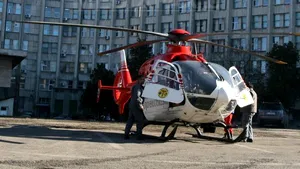 Tânăr preluat de un elicopter SMURD după ce a fost înjunghiat de patronul unui local