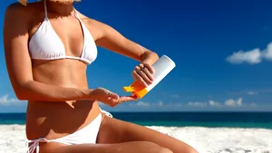 STUDIU: Numărul de aluniţe de pe braţul drept, un posibil indicator al riscului de cancer de piele