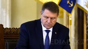 Klaus Iohannis a semnat în cartea de condoleanţe deschisă la Ambasada Franţei