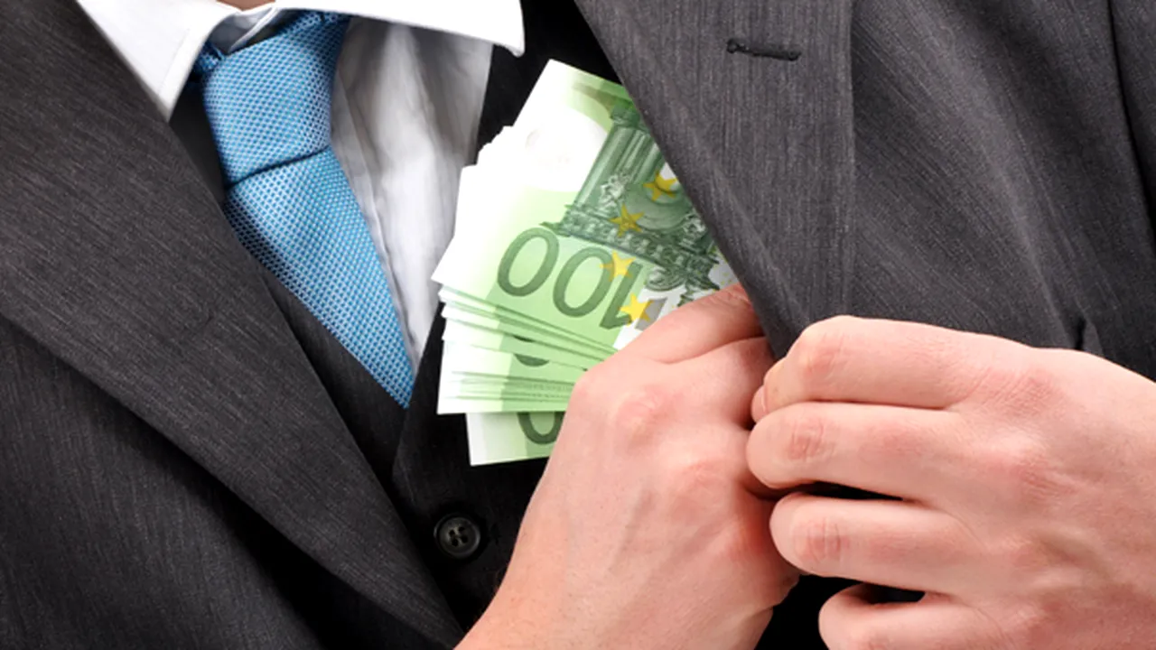 Directorul comercial Apavil Vâlcea, arestat după ce primit bani pentru atribuirea unor contracte