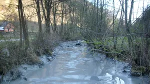 GALERIE FOTO Poluare masivă cu steril a râului Arieş. Peste 70 de reclamaţii, depuse la Garda Naţională de Mediu