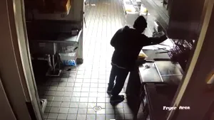 VIDEO | Un hoţ dă o spargere într-un fast-food, iar apoi adoarme. Poliţiştii îl caută