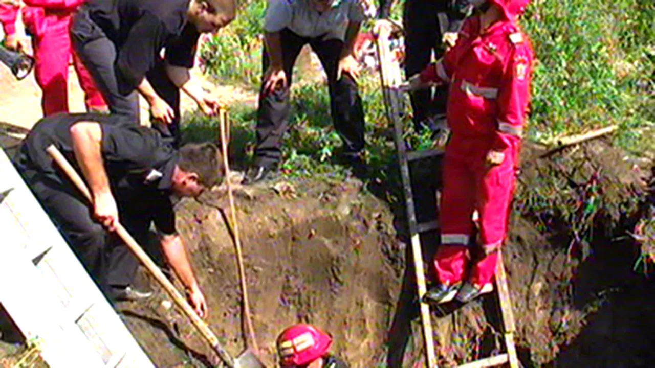 O fetiţă de doi ani şi jumătate a căzut într-un puţ adânc de zece metri - VIDEO