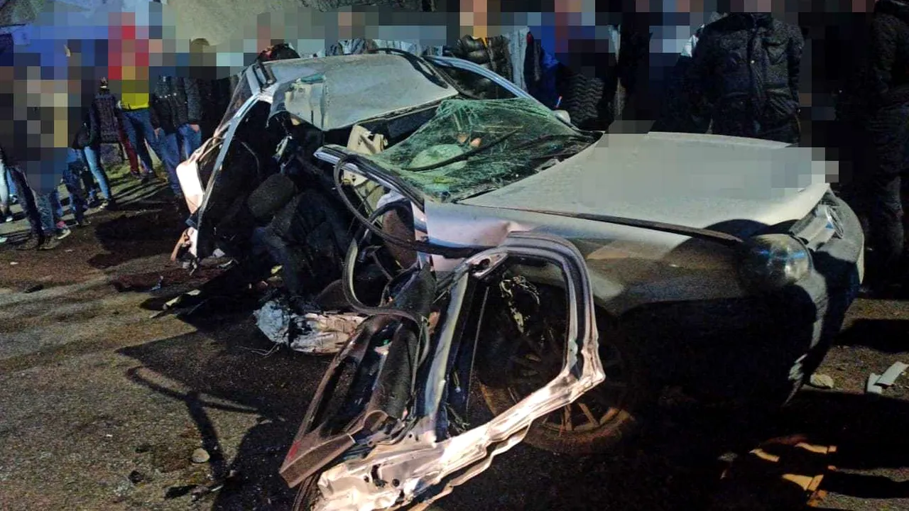 FOTO Accident tragic pe DN 17D, după ce o maşină a lovit un stâlp de electricitate. Un tânăr de 18 ani a murit, iar alţi 3 au ajuns la spital
