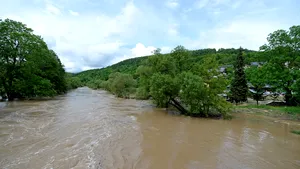 Cod galben de inundaţii pe râuri din 17 judeţe până duminică seara. Alertă meteo de ploi torenţiale şi vânt puternic, în weekend, în aproape toată ţara